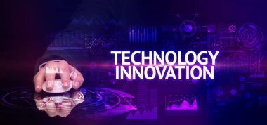 El ele tutuşan kablosuz çevre, modern teknoloji kavramı