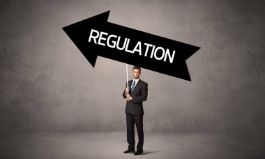 Gündelik trafik levhasındaki genç iş adamı.