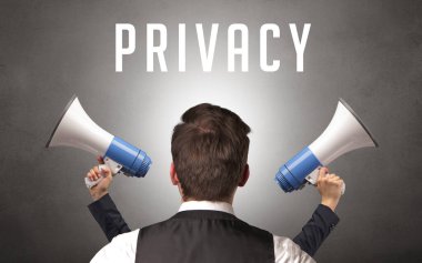 Üzerinde yazı olan bir iş adamının arka görünüşü