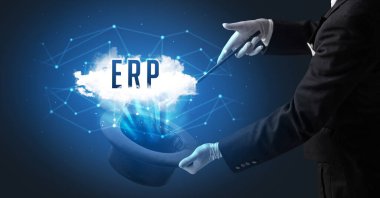 Sihirbaz ya da illüzyonist sihir numarası yapıyor.