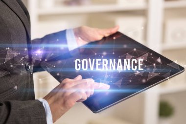 Tablet kullanarak elleri kapat