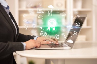 İşadamı yeni iş konseptiyle dizüstü bilgisayarda çalışıyor