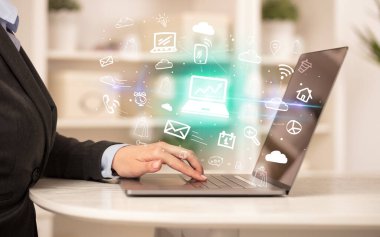 İşadamı yeni iş konseptiyle dizüstü bilgisayarda çalışıyor