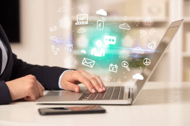 İşadamı yeni iş konseptiyle dizüstü bilgisayarda çalışıyor