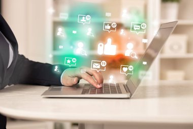 Sosyal medya ağında sörf yapan genç kişi