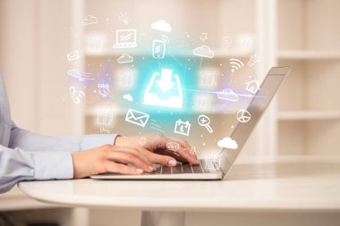 İşadamı yeni iş konseptiyle dizüstü bilgisayarda çalışıyor