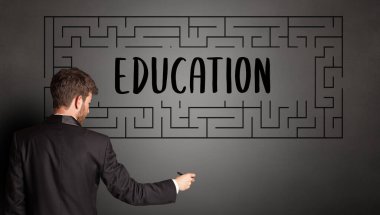 İş adamı labirent çiziyor