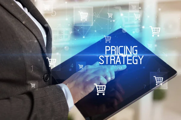 Genç adam tabletle alışveriş yapıyor.