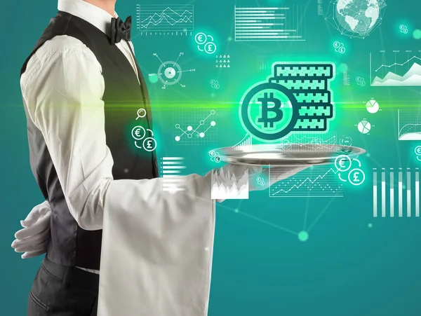 Smokinli yakışıklı garson para birimi simgelerini tepside tutuyor.