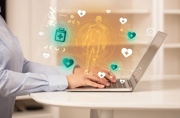 Orvos dolgozik laptop egészségügyi koncepció — Stock Fotó