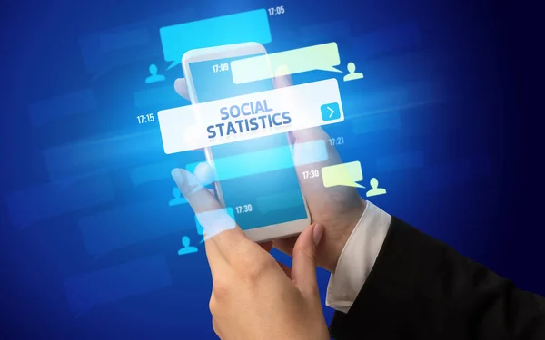 Sosyal Statistics Yazıtları Sosyal Konsepti Ile Akıllı Telefonda Yazan Kadın — Stok fotoğraf