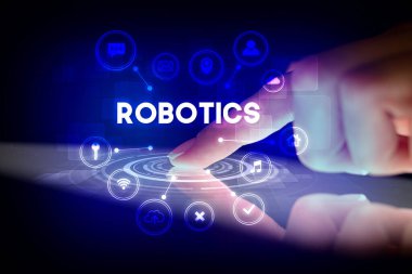 Web teknolojisi simgeleri ve ROBOTICS yazıtları ile tablete dokunmak, web teknolojisi kavramı