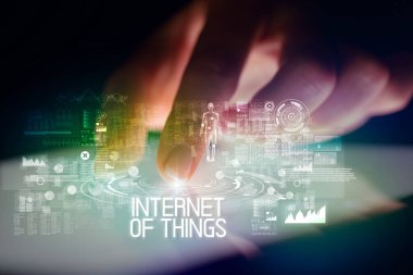 Web teknolojisi simgeleri ve Nesnelerin İnterneti yazıtını içeren parmak la dokunma tableti