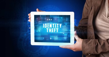 Tablet üzerinde çalışan genç iş adamı dijital tabela gösteriyor: Kimlik Theo