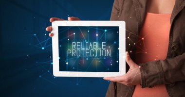 Tablet üzerinde çalışan genç iş adamı dijital işareti gösteriyor: RELUL PROTEKSİYON