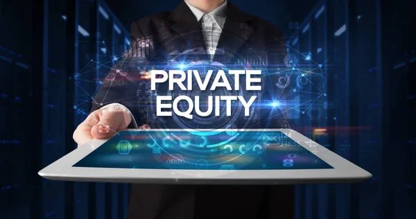 Młody Przedsiębiorca Pracujący Tablecie Pokazujący Napis Private Equity Koncepcja Biznesowa — Zdjęcie stockowe