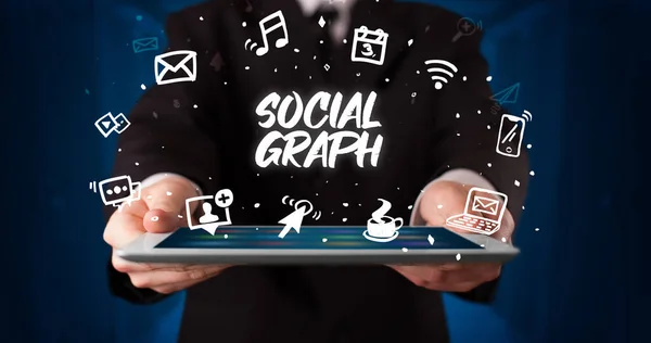 Junger Geschäftsmann Arbeitet Tablet Und Zeigt Die Aufschrift Social Graph — Stockfoto