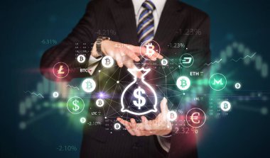 Dolar çanta sembolü ve yatırım konsepti taşıyan bir işadamı.