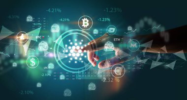 İş adamı, multimedya dokunmatik ekran fütüristik konseptinde Cardano sembolünü elle itiyor