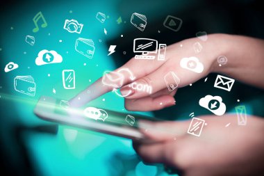 Elle çizilmiş posta simgeleri, dijital dönem konsepti olan dokunmatik ekranın yakın plan görüntüsü