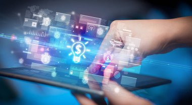 Bir elin, içinden dolar işareti simgeleri çıkan bir tabletle yakın plan fotoğrafı, dijital para birimi konsepti