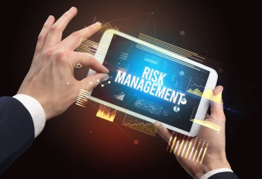 RISK MANAGEMENT yazıtları ve modern iş konseptiyle el ele tutuşmalar