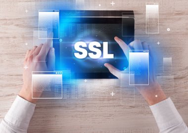 SSL kısaltmalı el ele tutuşma tabletinin yakın çekimi, modern teknoloji kavramı