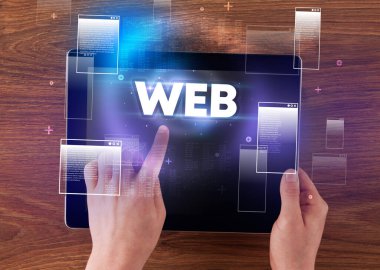 Web tabletinin kısaltmalı el ele tutuşması, modern teknoloji konsepti
