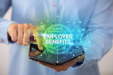 İş adamı elinde katlanabilir bir akıllı telefon tutuyor. Personel Hakları yazıtları, yeni iş konsepti.