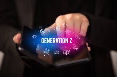 Katlanabilir bir akıllı telefonu olan işadamı Z GENERATION yazıtlı, sosyal medya kavramına sahip