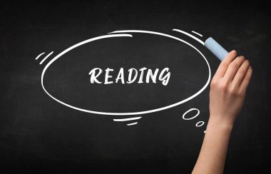 Tahtada beyaz tebeşirle el yazması okuma, eğitim kavramı