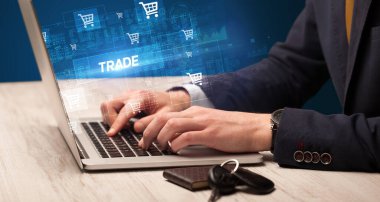 İş adamı TRADE yazısıyla dizüstü bilgisayarda çalışıyor, online alışveriş konsepti
