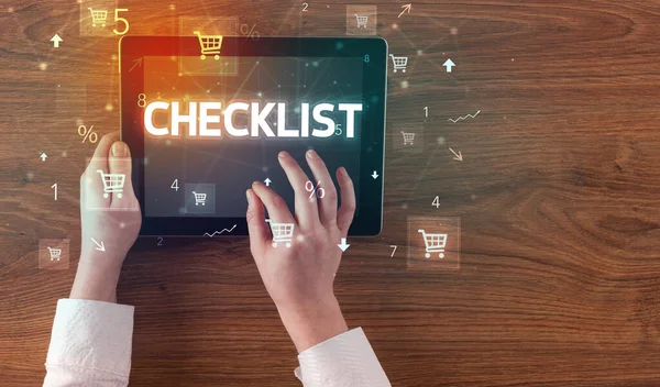 Közelkép Egy Kézfogás Tabletta Checklist Felirattal Online Vásárlási Koncepció — Stock Fotó