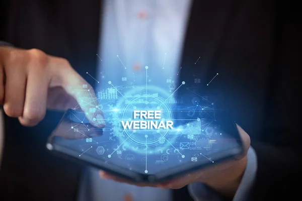 Adamı Katlanabilir Bir Akıllı Telefon Tutuyor Üzerinde Free Webinar Yazıları — Stok fotoğraf