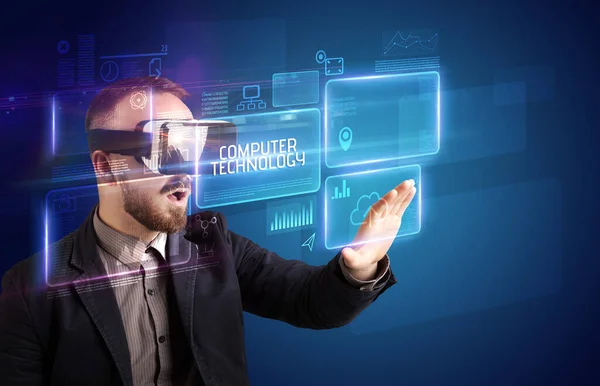 Affärsman Tittar Igenom Virtual Reality Glasögon Med Datateknik Inskription Teknik — Stockfoto