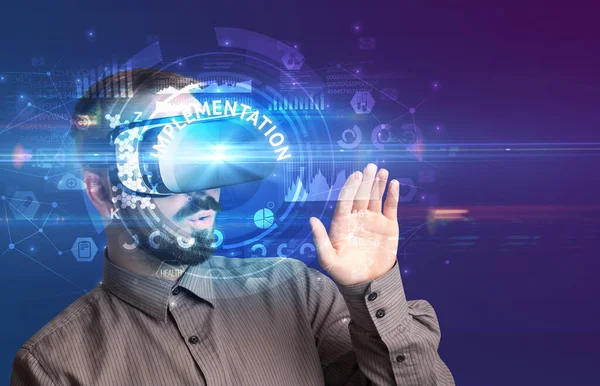 実装碑文 革新的な技術コンセプトを持つ仮想現実の眼鏡を探しているビジネスマン — ストック写真