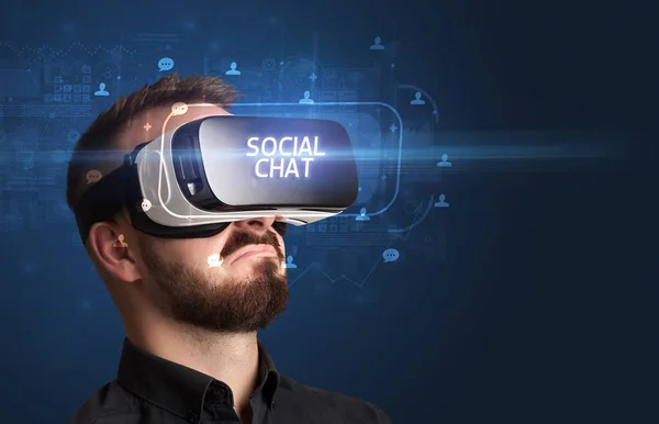 ソーシャルチャットの碑文を持つ仮想現実の眼鏡を通して見てビジネスマン ソーシャルネットワーキングコンセプト — ストック写真