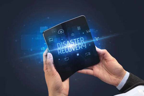 Geschäftsmann Mit Faltbarem Smartphone Mit Aufschrift Disaster Recovery Cyber Sicherheitskonzept — Stockfoto