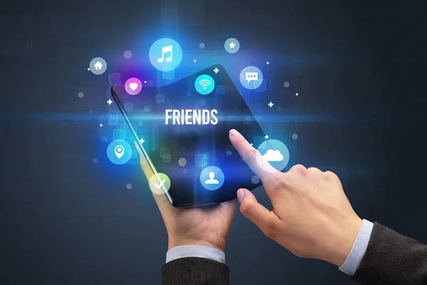 Uomo Affari Con Uno Smartphone Pieghevole Con Iscrizione Friends Concetto — Foto Stock