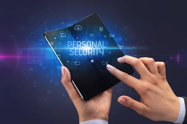 Επιχειρηματίας Κρατώντας Ένα Αναδιπλούμενο Smartphone Επιγραφή Προσωπικής Ασφάλειας Έννοια Της — Φωτογραφία Αρχείου