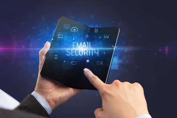 Επιχειρηματίας Κρατώντας Ένα Αναδιπλούμενο Smartphone Επιγραφή Email Security Έννοια Κυβερνοασφάλειας — Φωτογραφία Αρχείου
