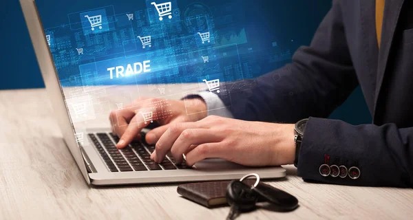 Uomo Affari Che Lavora Laptop Con Iscrizione Trade Concetto Shopping — Foto Stock