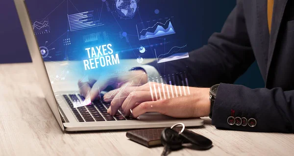 税金改革の碑文 新しいビジネスコンセプトでノートパソコンで作業ビジネスマン — ストック写真