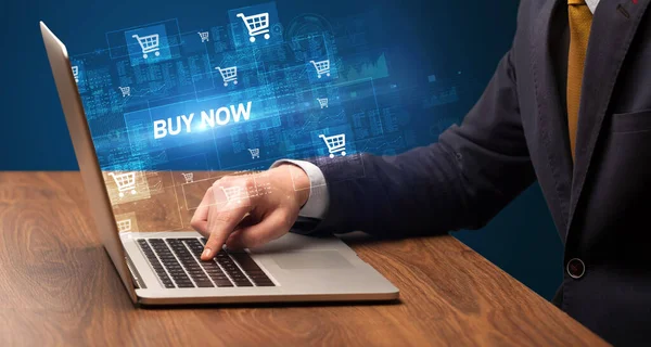Бізнесмен Працює Ноутбуці Написом Buy Now Концепція Онлайн Покупки — стокове фото