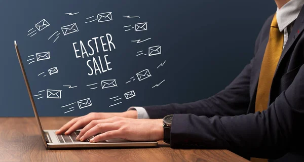 Podnikatel Pracující Notebooku Nápisem Easter Prodej Online Nákupní Koncept — Stock fotografie