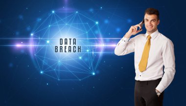 DATA BREACH yazıtları ile güvenlik çözümleri hakkında düşünen işadamı