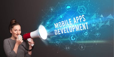 Megafonla bağıran genç kadın MOBILE APPS DEVELOPMENT yazıtları, modern teknoloji duyurusu konsepti