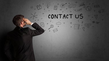 İş adamı CONTACT ABD yazıtları ve iş stratejisi kavramı ile yaratıcı bir fikir çizimi çiziyor