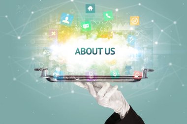 ABD yazıtları ile sosyal ağ konsepti sunan garson