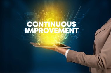 KONTINUOUS İMPROVEMENT yazıt, yenilikçi teknoloji konsepti ile bir dokunmatik ekran yakın çekim